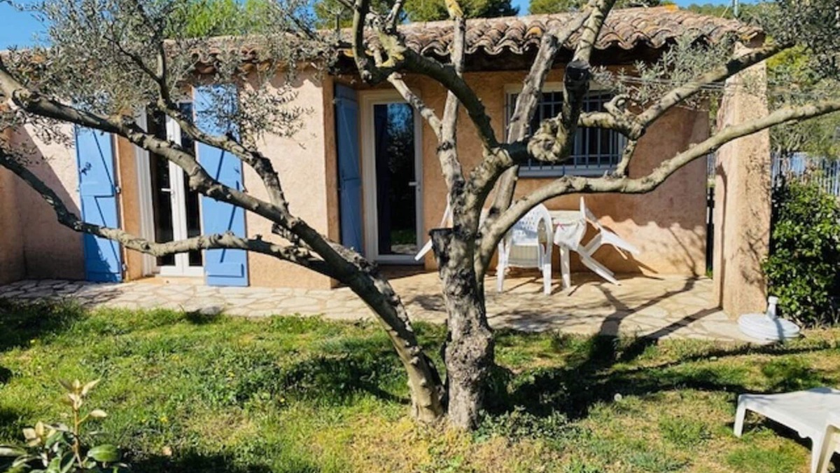 Lorgues Villa | Small farmhouse with pool, all mod cons, linen, bath towels