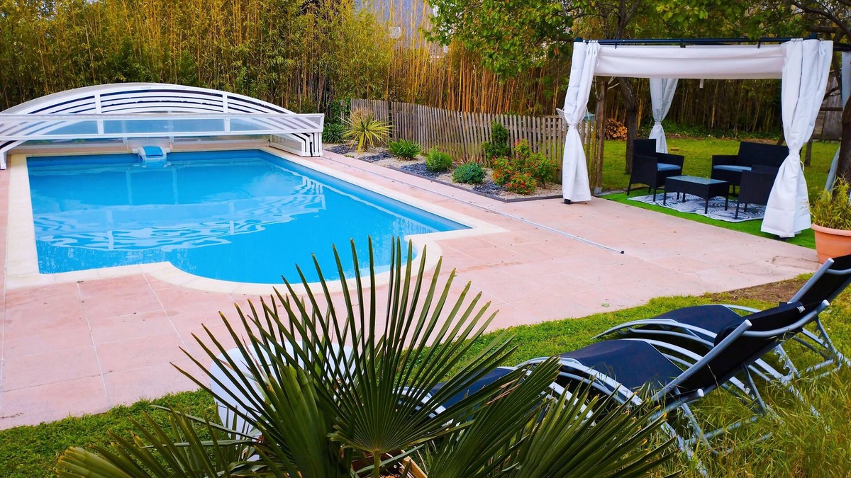 Les Garennes-sur-Loire House | Small house in restored farmhouse with swimming pool