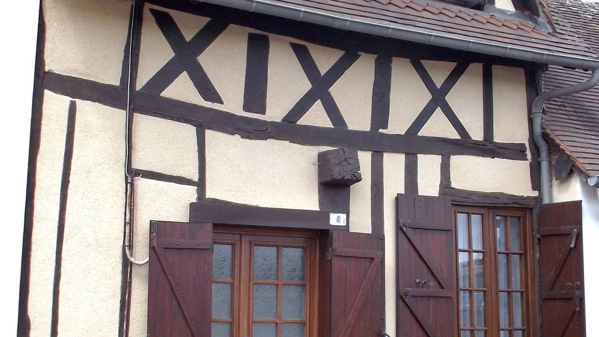 La Neuve-Lyre House | Small Half-timbered norman house in village with all convenience store