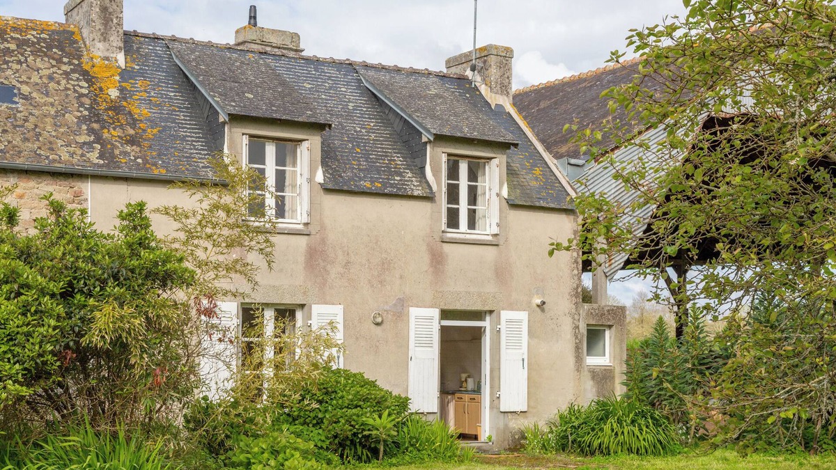 Plobannalec-Lesconil House | Small House 5 Minutes from the Beach by Car with Private Terrace and Garden