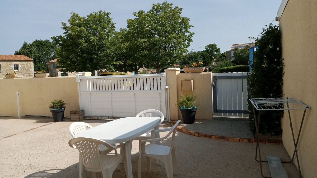 Saint Germain de Marencennes Cottage | Small house 25 minutes from the ocean.