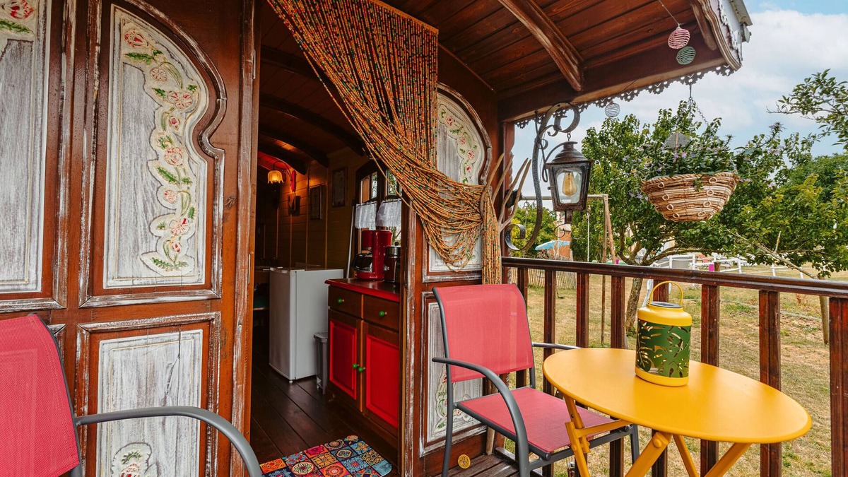 Landrais House | Small House 'Roulotte La Casetta Rita' with Shared Pool, Private Terrace and Shared Garden