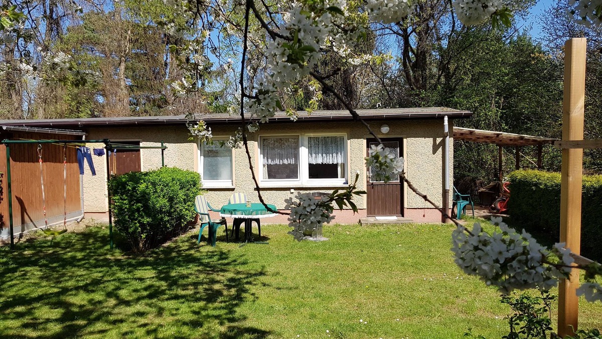 Panketal House | small, inexpensive bungalow/accommodation nearby v Berlin S-Bahn connection