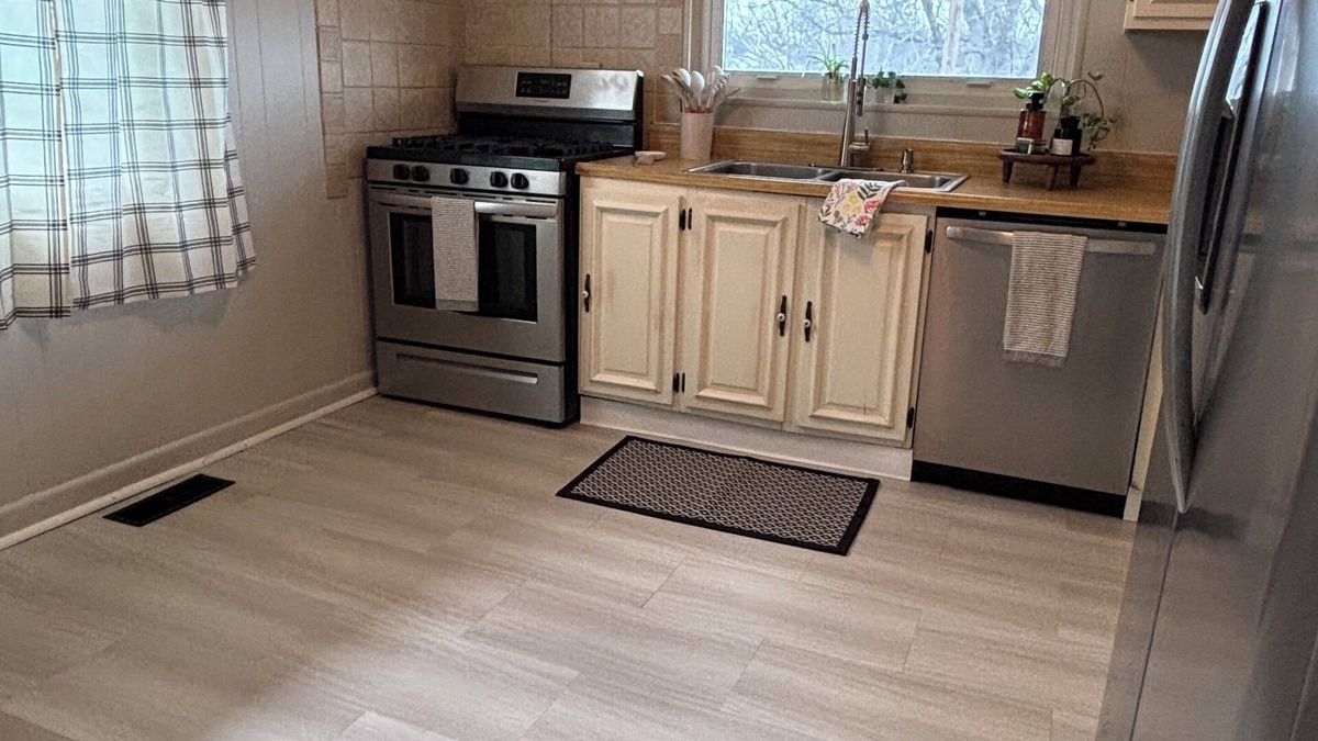 Beckley House | Small Quaint 2-bedroom house in Beckley with WiFi.