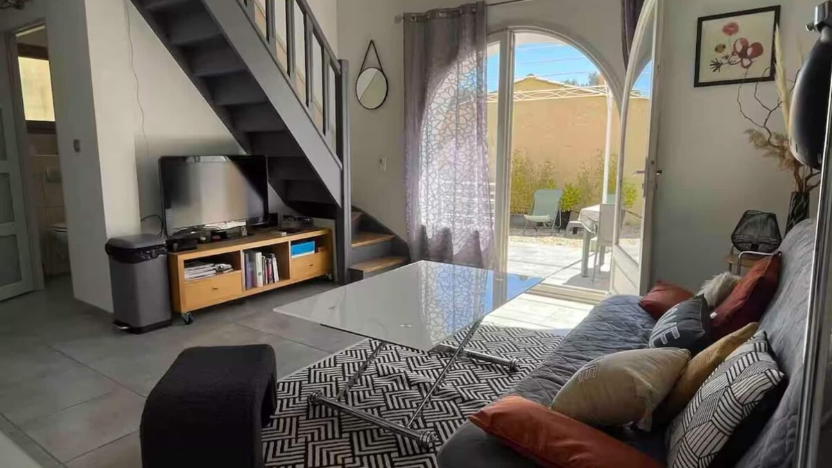 Rognac House | Small, quiet house with air conditioning + wifi for long stays
