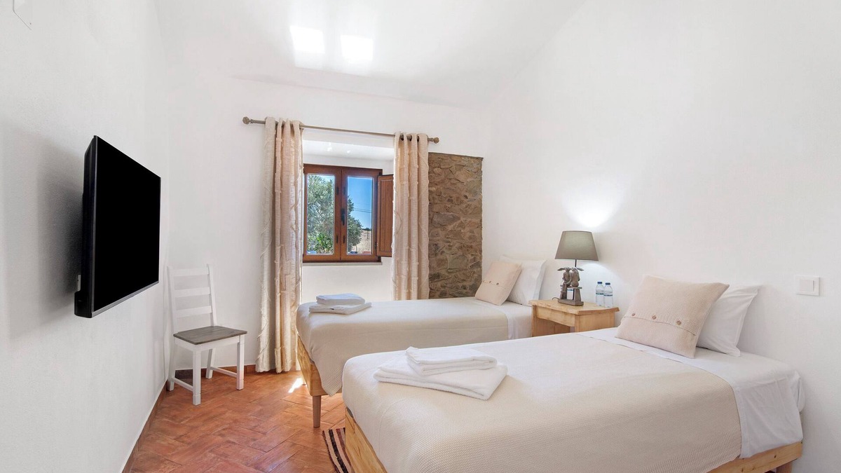 Espirito Santo Apartment | 'Small' Room with Mountain View, Wi-Fi and Air Conditioning