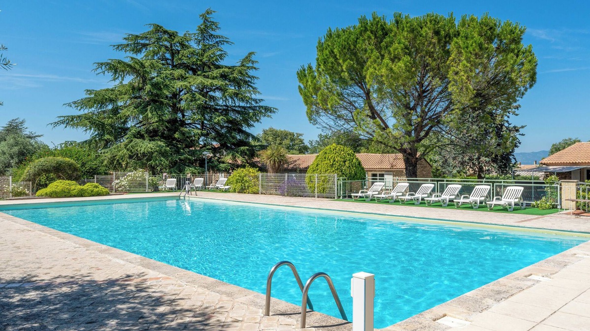 La Roque-sur-Pernes Condo | Small stone mas T2 in a tourist residence
