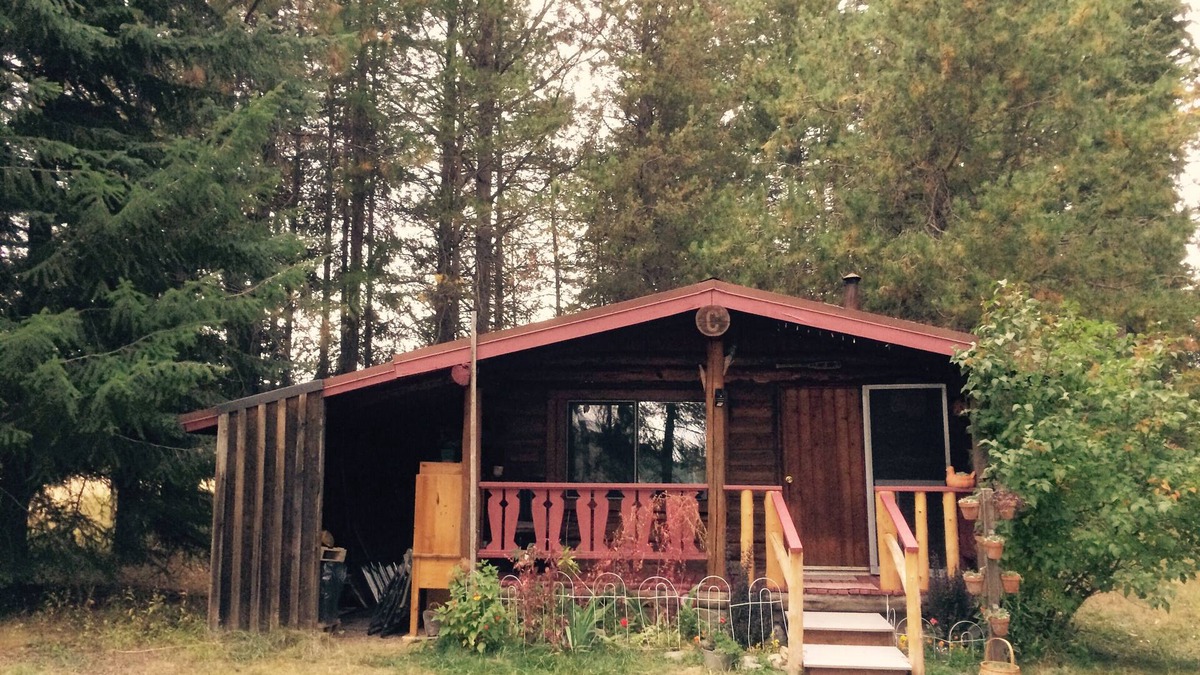 Bonners Ferry Cabin | Small Vintage cabin, river/lakes/mountains! Hi-speed WiFi, Smart TV, pet fee