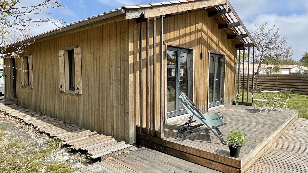Hourtin Ski Chalet | Small wooden house on the edge of a forest