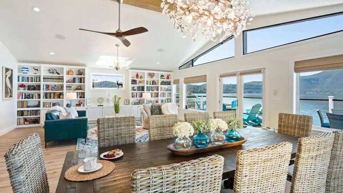Clearlake House | Smiling Otter Retreat! Large Lakefront Luxury House.Pool.Spa.Game Room.Pets