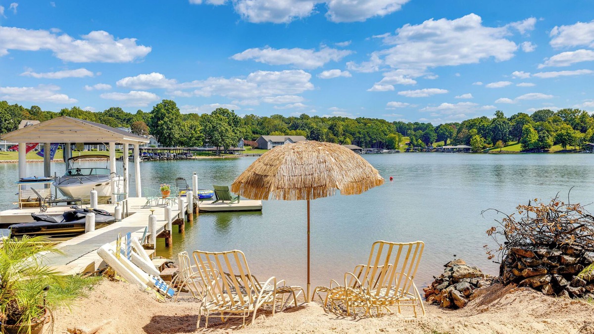 Huddleston Apartment | Smith Mountain Lake Retreat w/Private Beach!