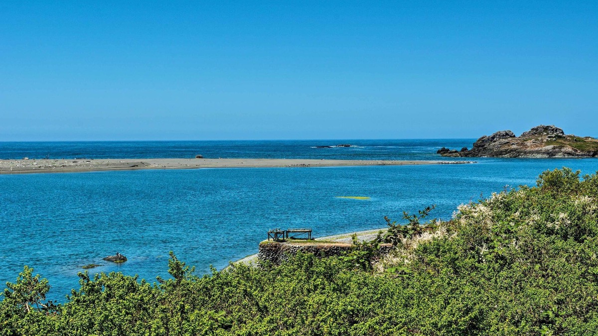 Smith River Cottage | Smith River Vintage Cabin: Oceanfront Deck + Views