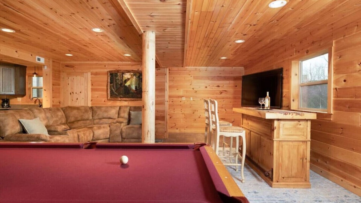 Dandridge Cabin | Smoke Rise Barn · Great Lake Front, Large Dock, 4bdrm, Pool Table