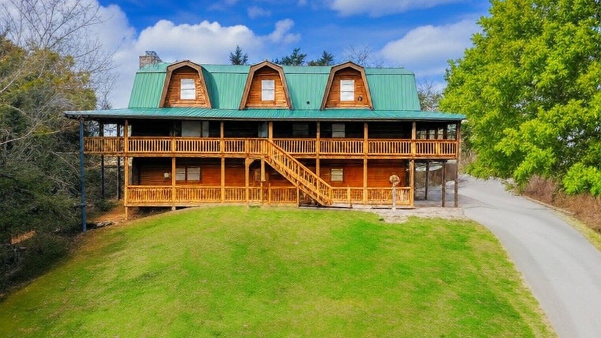 Sevierville Cabin | Smoky Bear Lodge With Guest House- Huge Cabin, $685 FREE tickets each paid day!