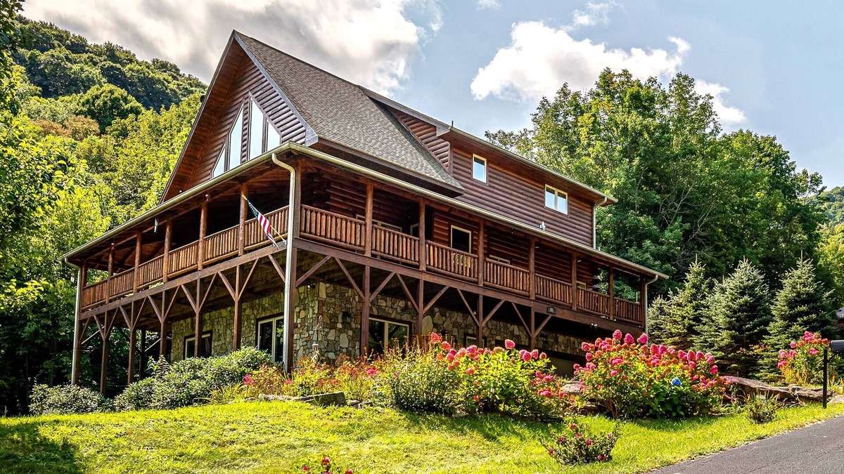 Waynesville Cabin | Smoky Mountain Dreams Luxury Log Cabin -mountains, creek, trail & playground.