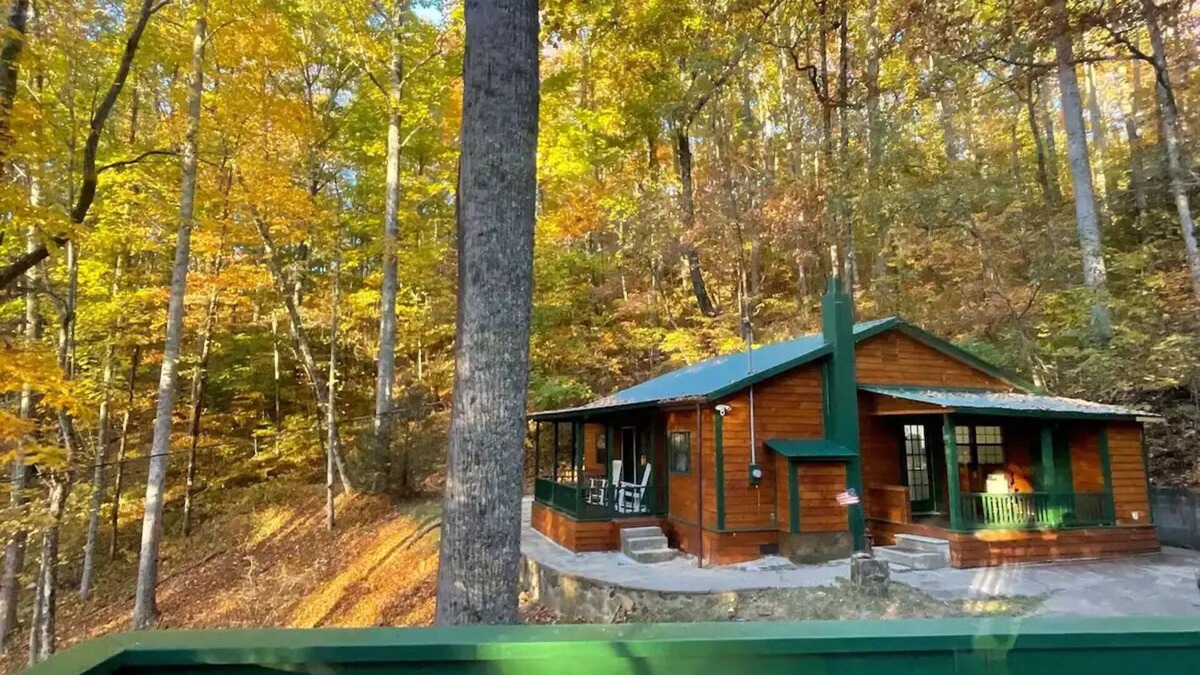 Franklin Cabin | Smoky mountains secluded cabin retreat in Franklin !