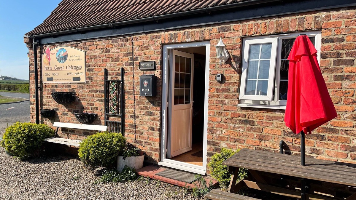 Yarm Cottage | SMYTHY COTTAGE SLEEPING 6 ADJOINING THE FOX COVERT PUB YARM S/C. B&B QUIRKY !