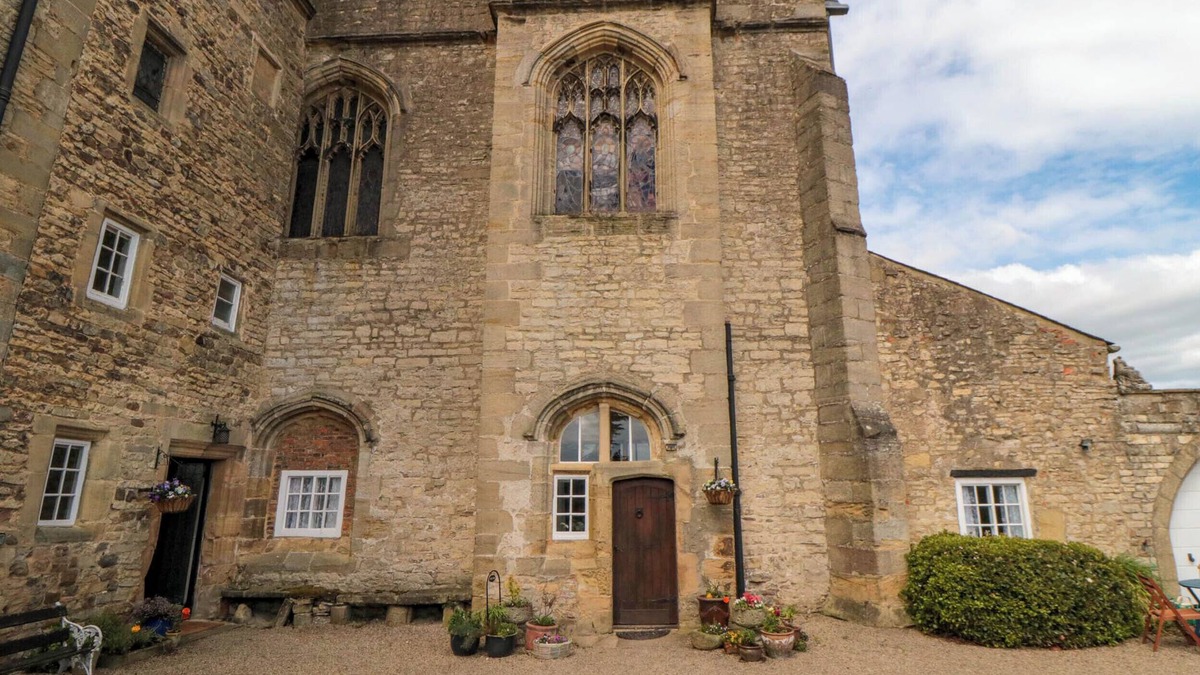 Bedale House | SNAPE CASTLE UNDER CROFT AND GARDENS, pet friendly in Bedale