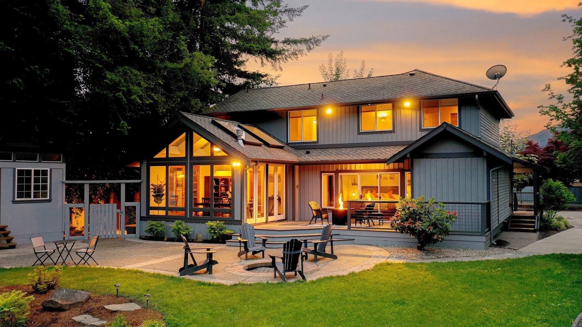 Snoqualmie House | Snoqualmie downtown private home on the river