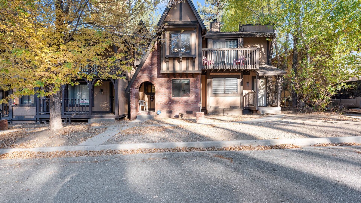 Summit Estates Cabin | Snow Summit Getaway - 2-bedroom in Big Bear Lake, Walk to Slopes, Cable TV, Deck, BBQ, Views