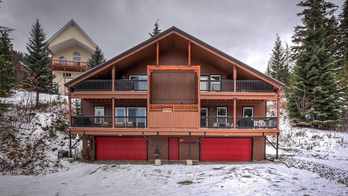 Sandpoint Cabin | Snowberry 2, 9 bed 8 bath steps to lift. Sauna, hot tub, garage, and sleeps 30!