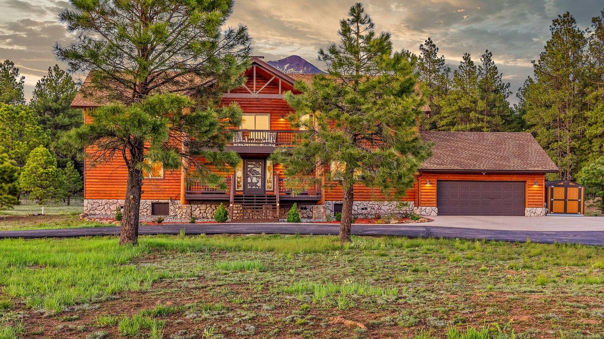 Fort Valley Cabin | Snowbowl Ranch Luxury Ski Lodge for 16