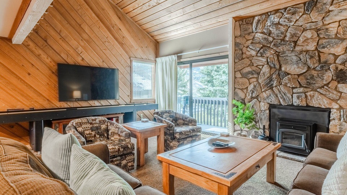 Mammoth Lakes Condo | Snowcreek Phase ONE #61 - 3 Bedroom + Loft, 3 Bathroom, Sleeps 10. Mountain Views