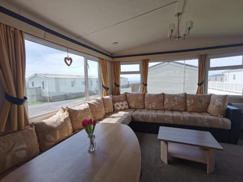 Llwyngwril Ski Chalet | Snowdonia Holiday Sea Beach and Mountains view