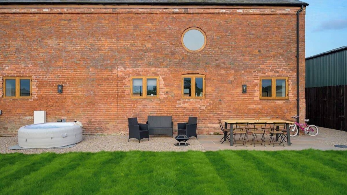 Wollerton Apartment | Snowdrop Barn : Hot Tub, Games Room, Pets welcome!
