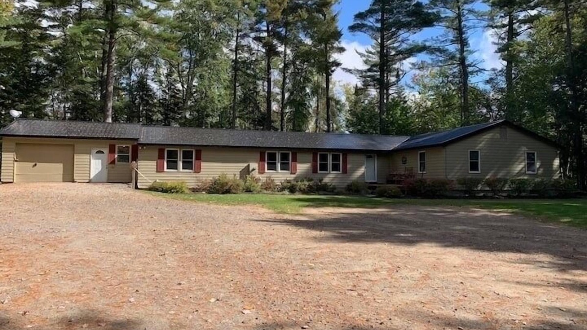 Speculator House | Snowmobile Access & Close to Oak Mt. SPACIOUS 5 Bedroom for large family/groups.