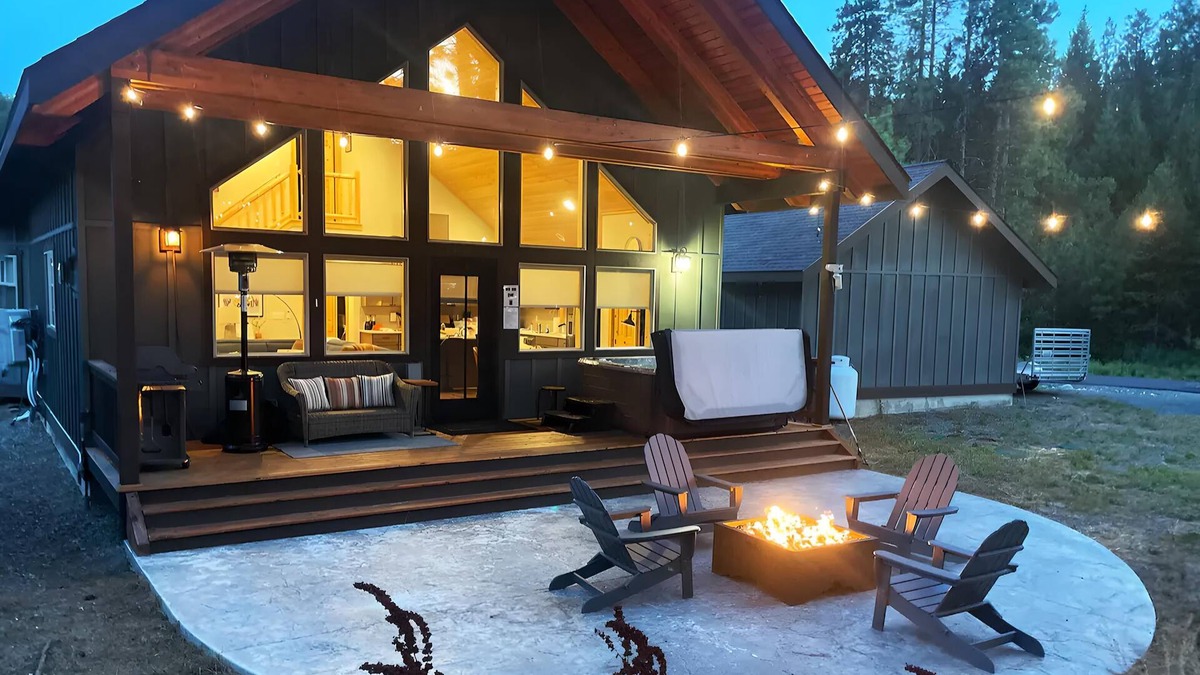 Ronald House | Snowshoe Inn - King Master - Hot Tub - Fire Pit - Trails - Community Pool