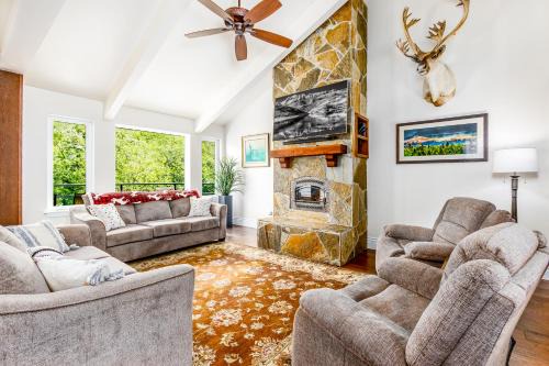 Alyeska Apartment | Snowy Court