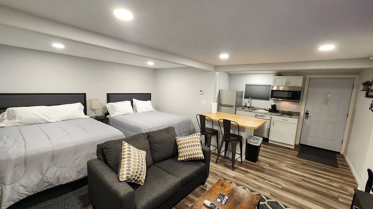 Saratoga Hotel | Snowy Mountain Inn