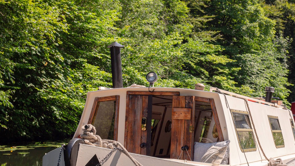 Glasgow Boat Rental | SNUG 30ft NARROWBOAT WITH INDOOR FIREPLACE
