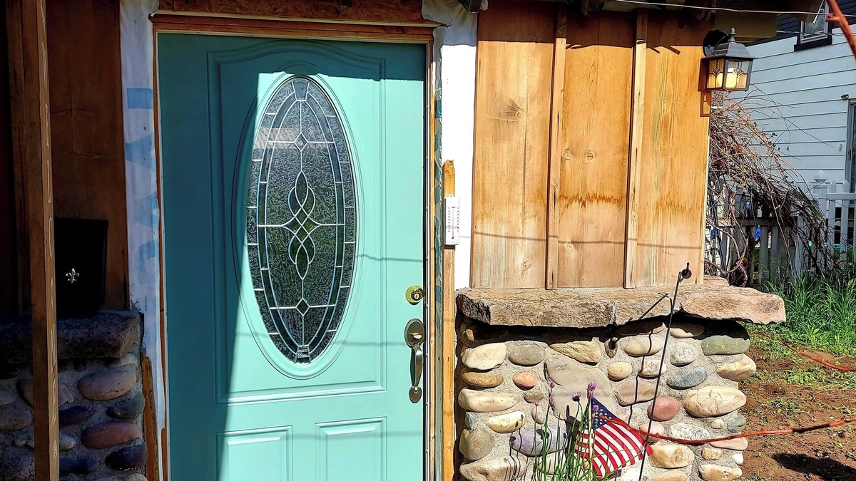 St. Anthony House | Snug and Cozy Hideaway is close to National Parks, BYU Idaho, and River Beach