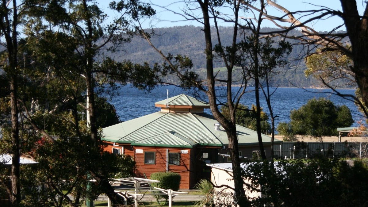 Snug RV Rental | Snug Beach Cabin And Caravan Park