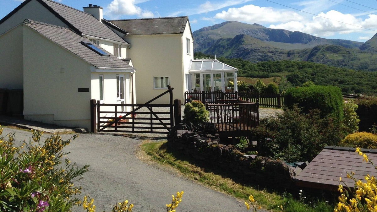 Gallt Y Foel Cottage | Snug, centrally Cottage With Enviable Lake and Snowdon Massif Views.