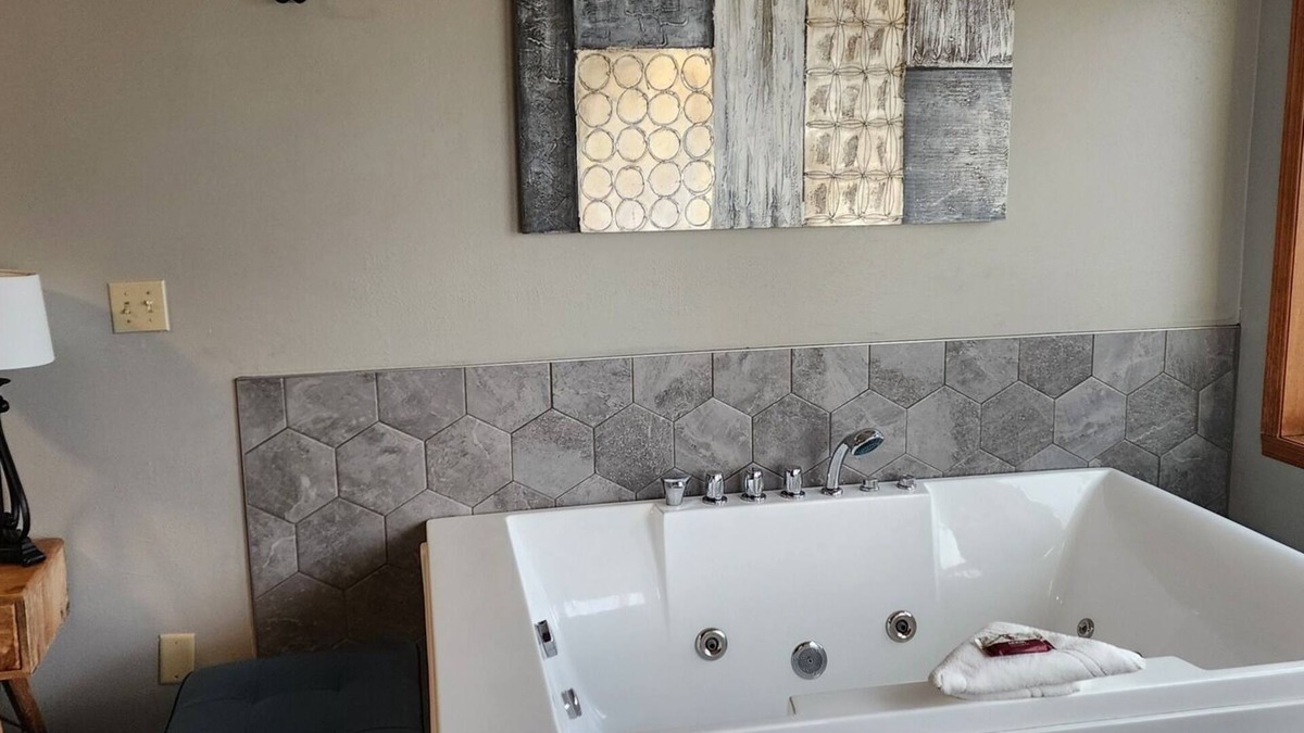Sturgeon Bay Apartment | Snug Harbor Inn - Studio Suite 201 & 204