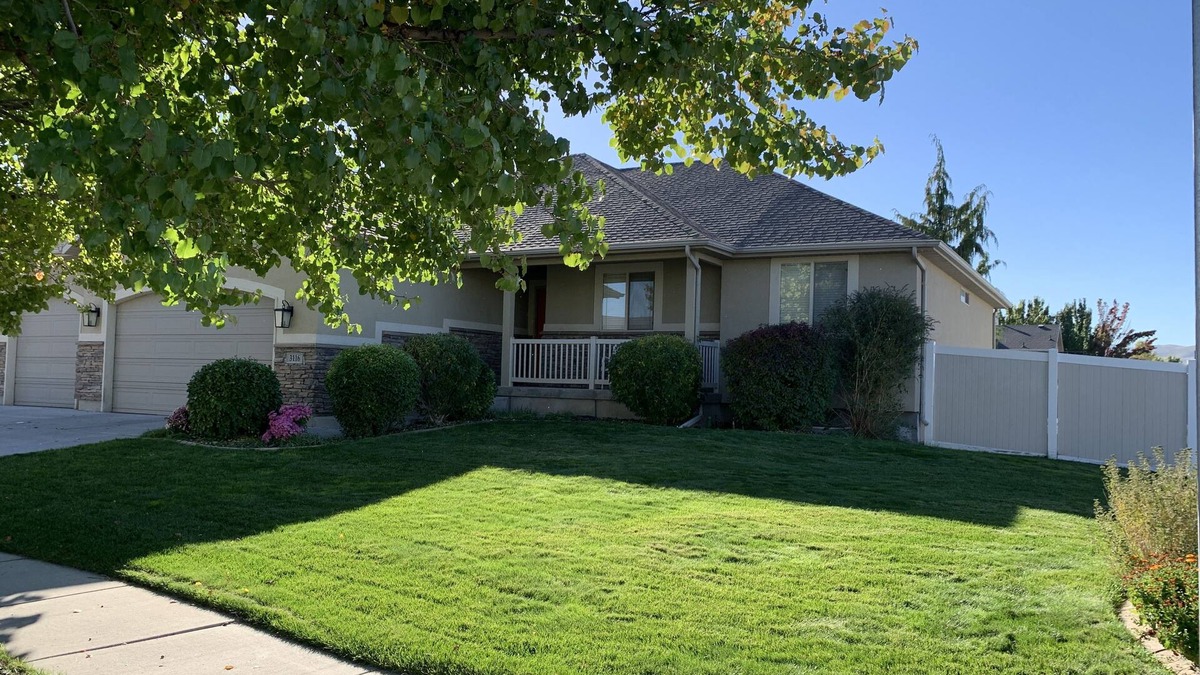 West Valley City House | Snug Home with fenced yard,10 min from the airportSLC, 20 min to most ski areas