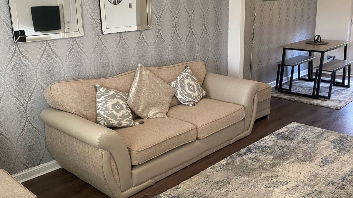 Airdrie House | Snug Modern Home in Airdrie