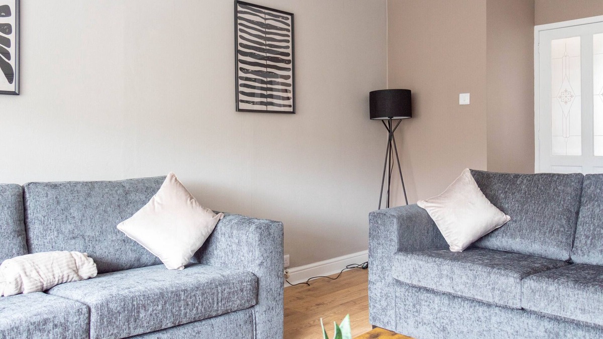 Falkirk Apartment | Snug Modern Home in Falkirk