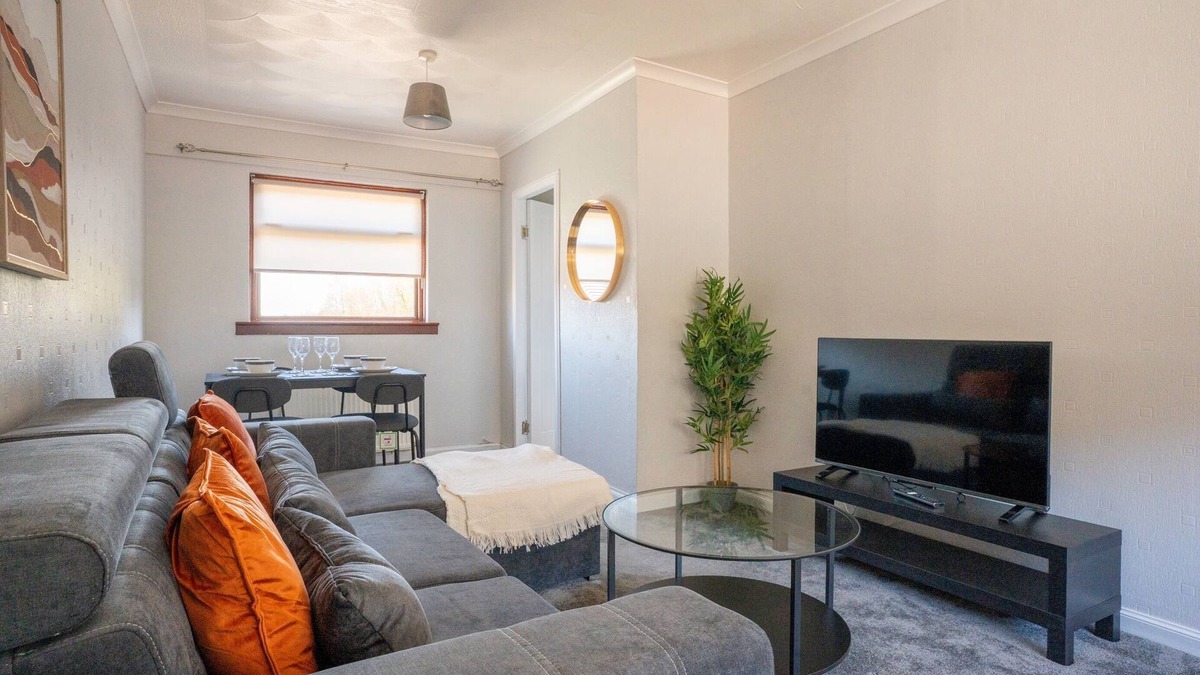 Falkirk House | Snug Modern Home in Falkirk