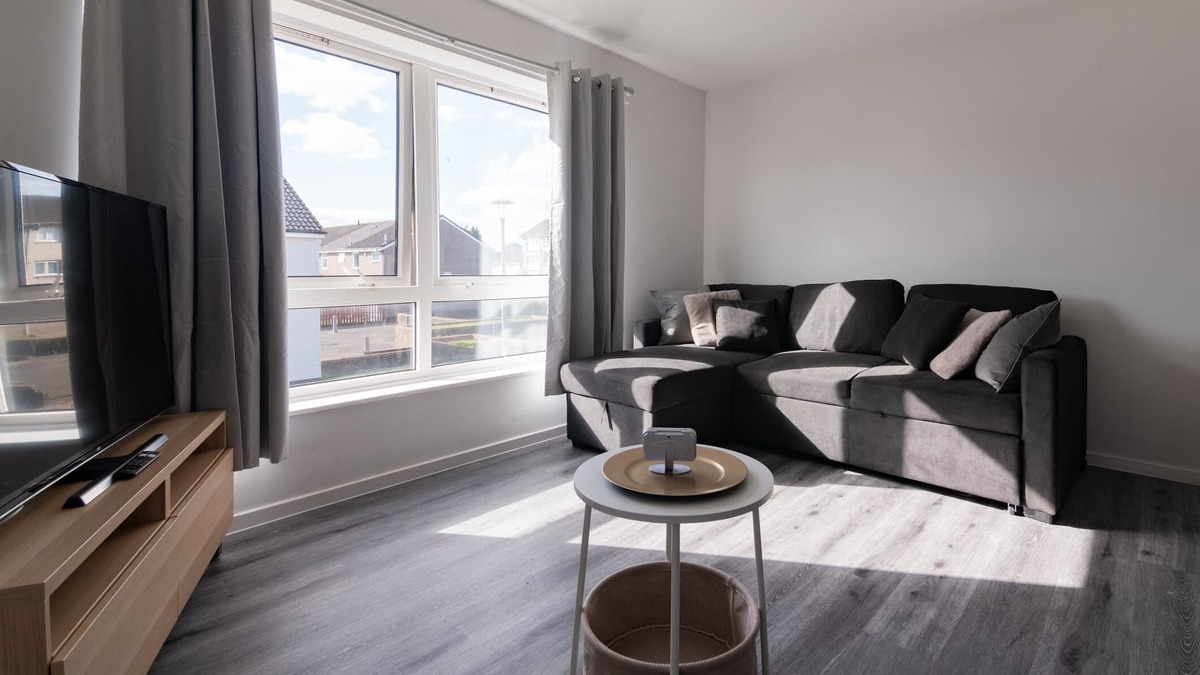 Shieldhall House | Snug Modern Home in Renfrew