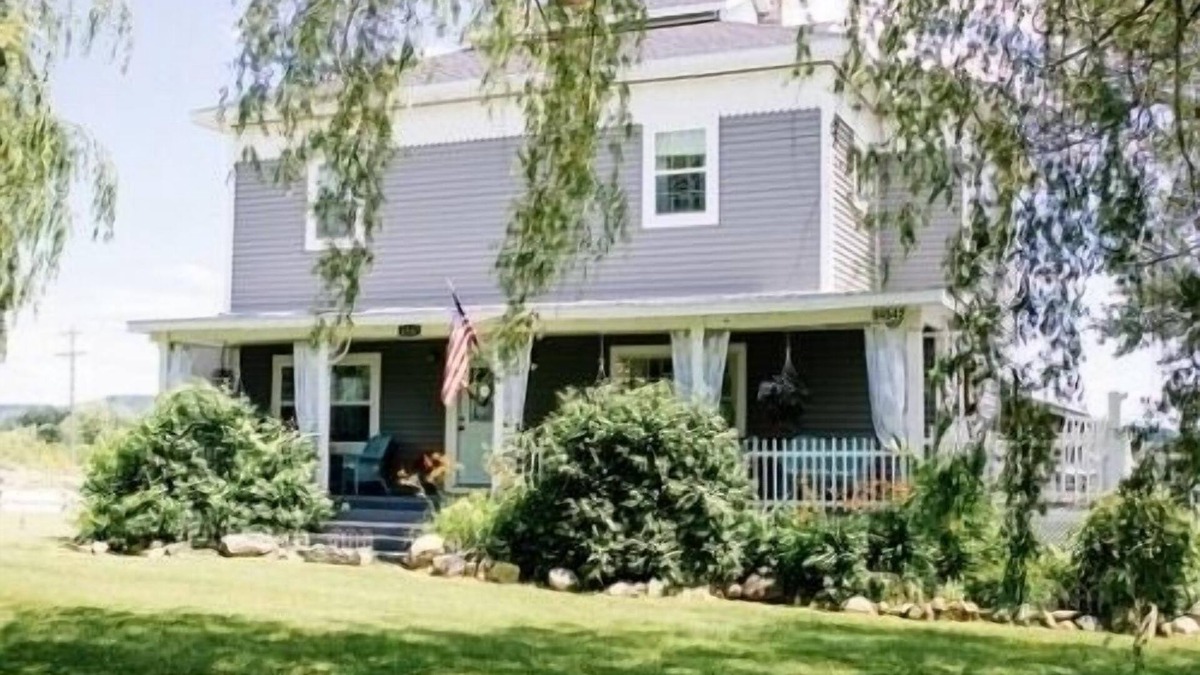 East Jordan House | Snuggled in snow country-Private get-away from the city—pet friendly countryhome