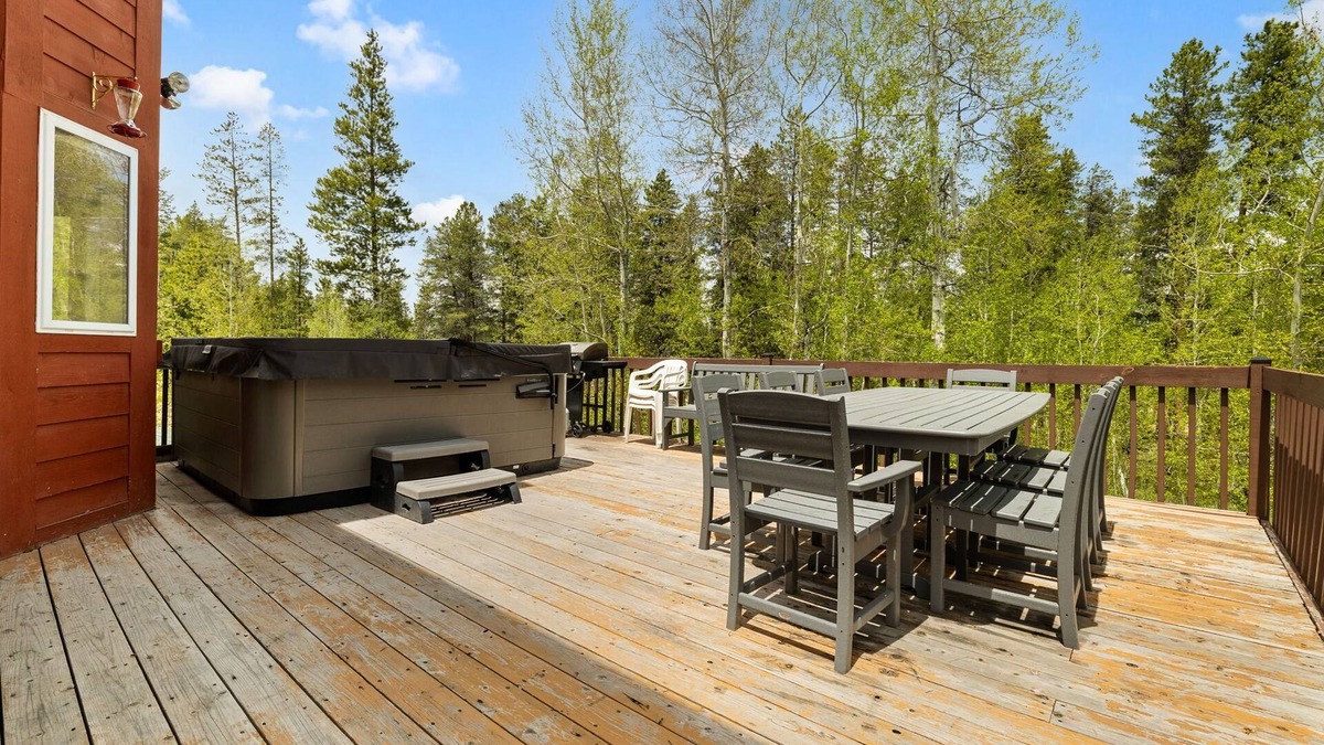 Fraser House | So Much Space! Great for Large Groups! 6BDRM, all King Beds, Hot Tub, Sauna.