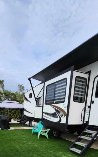 Truckland House | So "Time to Wander" Pet friendly and free early check-in!