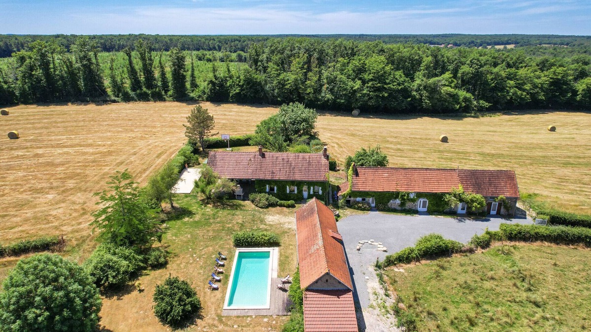 Lanty Villa | So Villa Champs Roger (58) - Heated swimming pool - Basketball - 2h from Lyon - 42p.