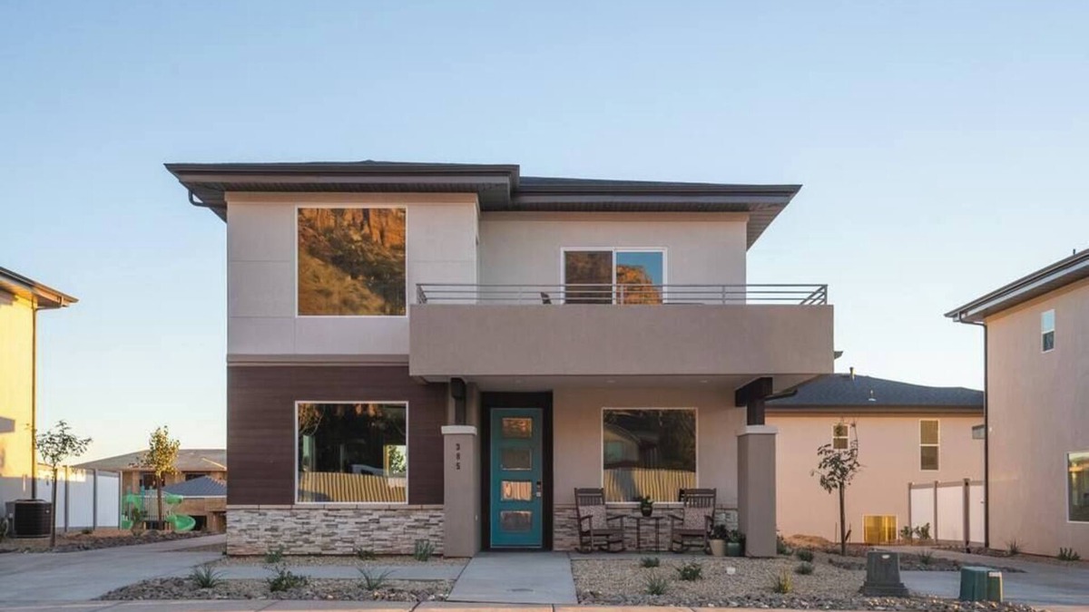 Hildale House | So Zion Coral Cliffs, 4Bed, 3Bath, Hot Tub, Deck, Fire Pits, Mountain View