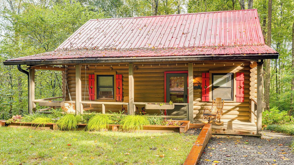 Cleveland Cabin | Soak in Hot Tub, Explore Outdoors: Cleveland Cabin