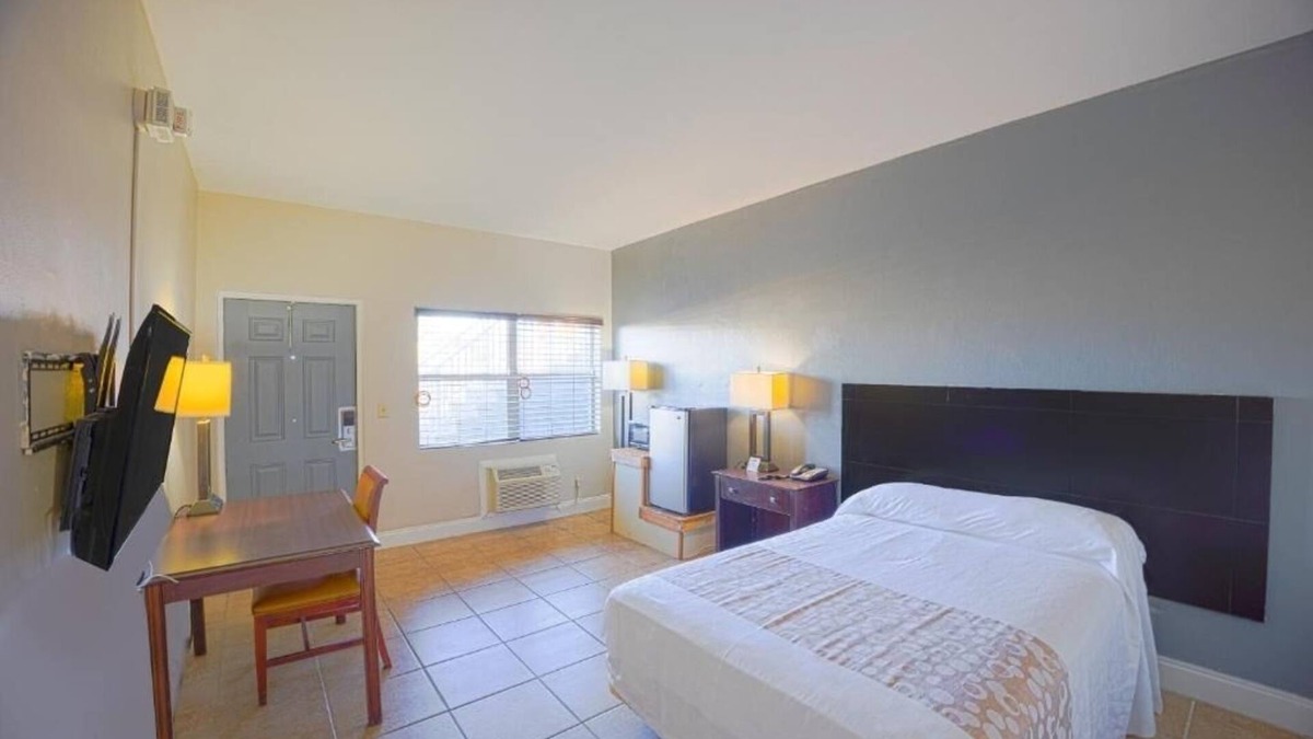 Le Barons Of Titusville Hotel | Soak In Renovated Unit Near Singleton Courts With Free Parking